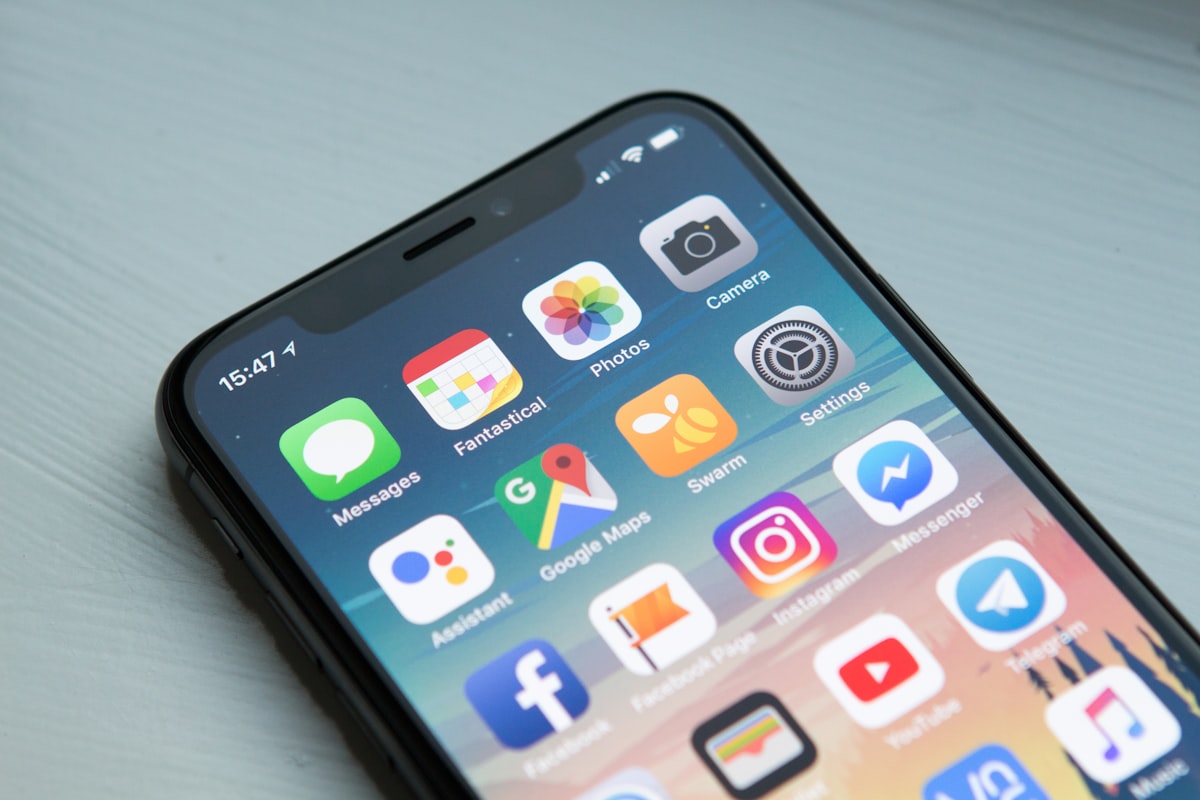 Illustratie bij: geregistreerd app-ontwikkelaar voor Android en iOS