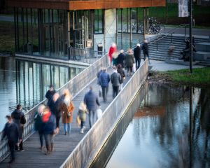 2200-mensen-brug.jpg